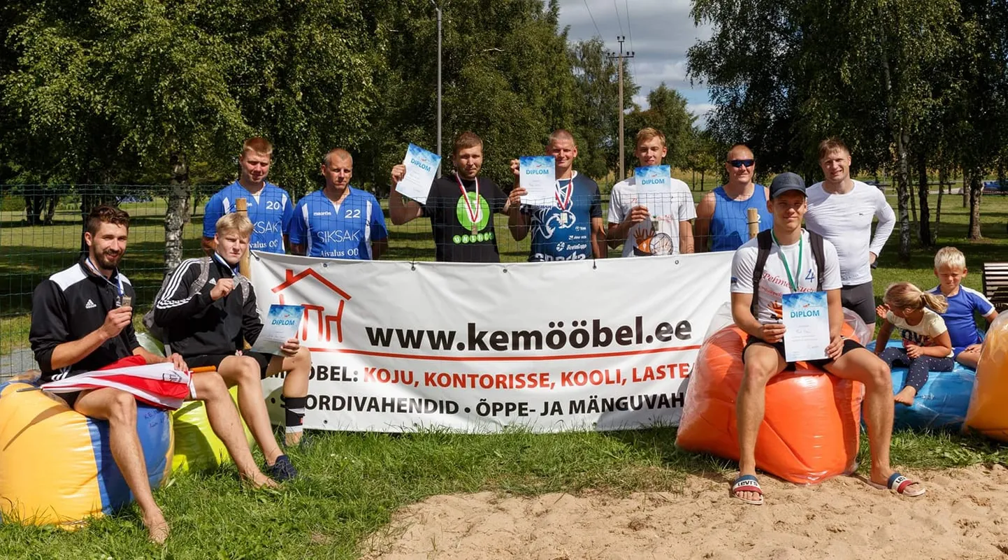 Järvamaa parimad mehed rannavõrkpallis selgusid Väätsa liivaväljakutel.