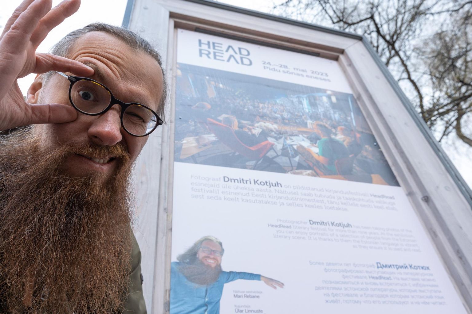 Tallinnas Tammsaare pargis näitab fotograaf Dmitri Kotjuh oma fotoparemikku kirjandusfestivalilt HeadRead läbi üheksa aasta.
