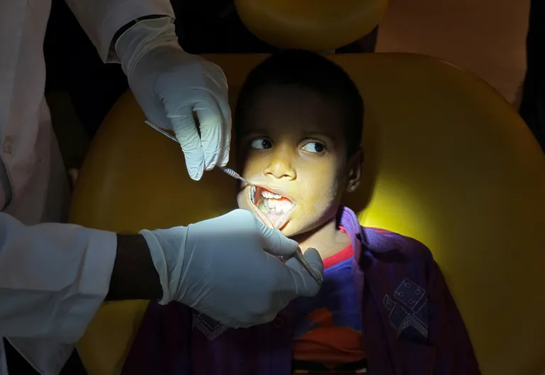Arst uurib seitsmeaastase poisi suud.