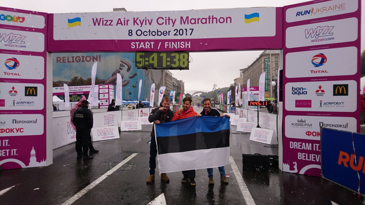 Eestlased Kiievi maratonil. Vasakult Priit Tsirp, Varmo Vares ja Margus Püvi.