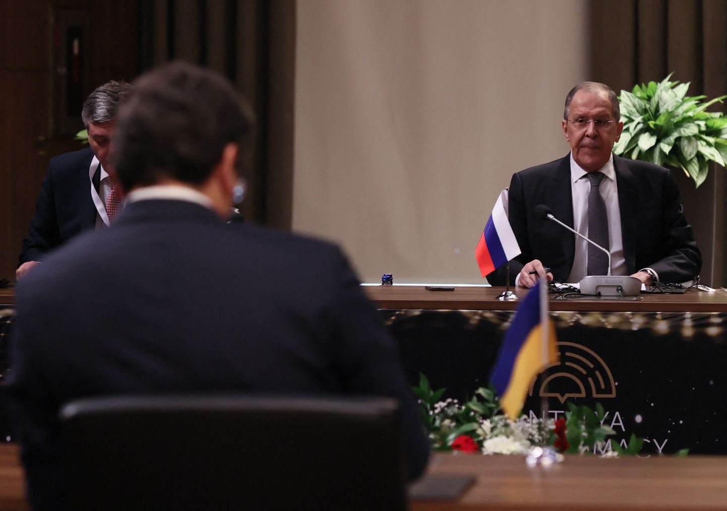 Venemaa välisminister Sergei Lavrov ja Ukraina välisminister Dmõtro Kuleba (seljaga) on kohtunud peale sõja algust 10. märtsil 2022 Antalyas läbirääkimistel. Arusaadavalt ei olnud see meeldiv restoraniskäik.