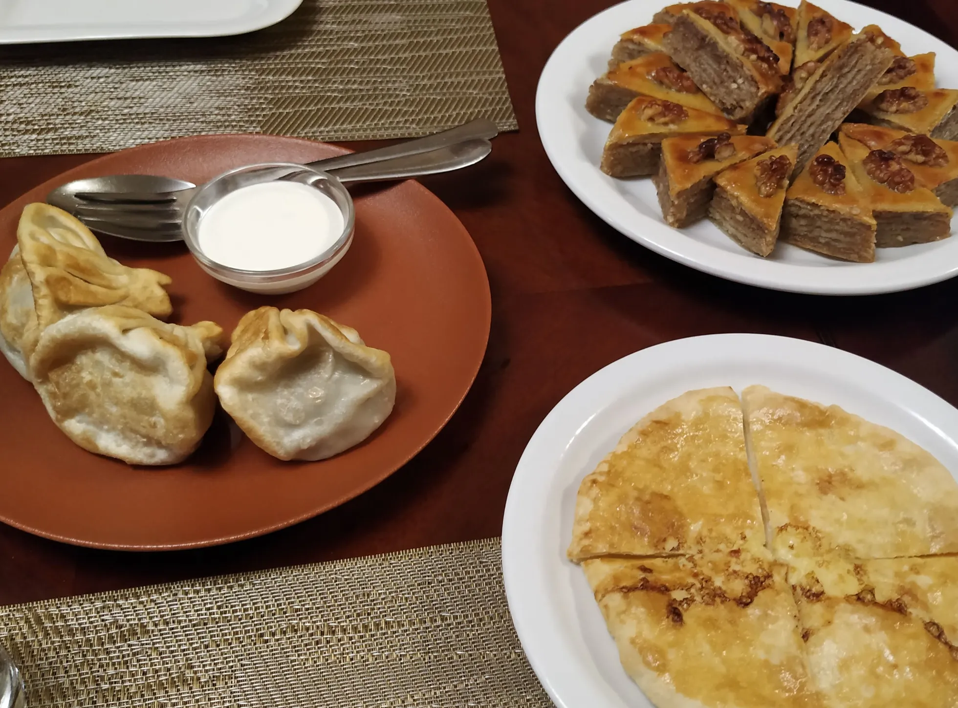 Хачапури, хинкали, пахлава.