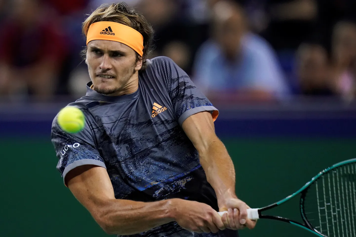 Alexander Zverev alisats Roger Federeri ning edenes Shanghai tenniseturniiril poolfinaali
