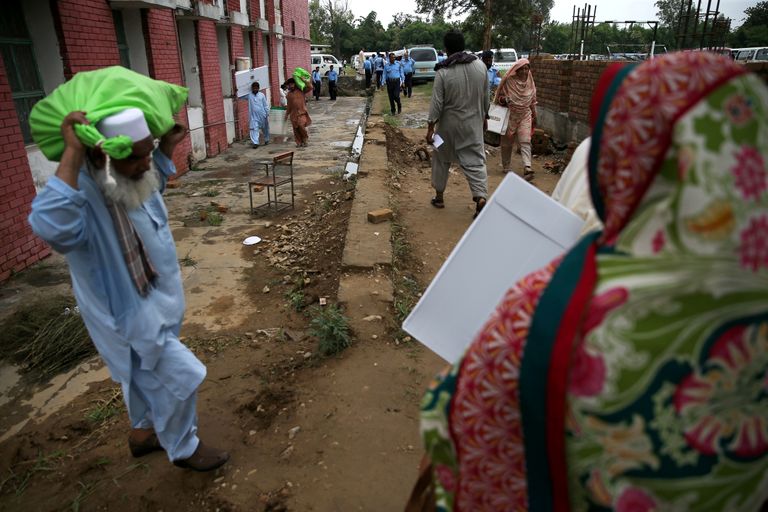 Pakistan valmistub valimisteks. Ererohelised kotid materjalidega tuleb jaotada hääletusjaoskondadesse.