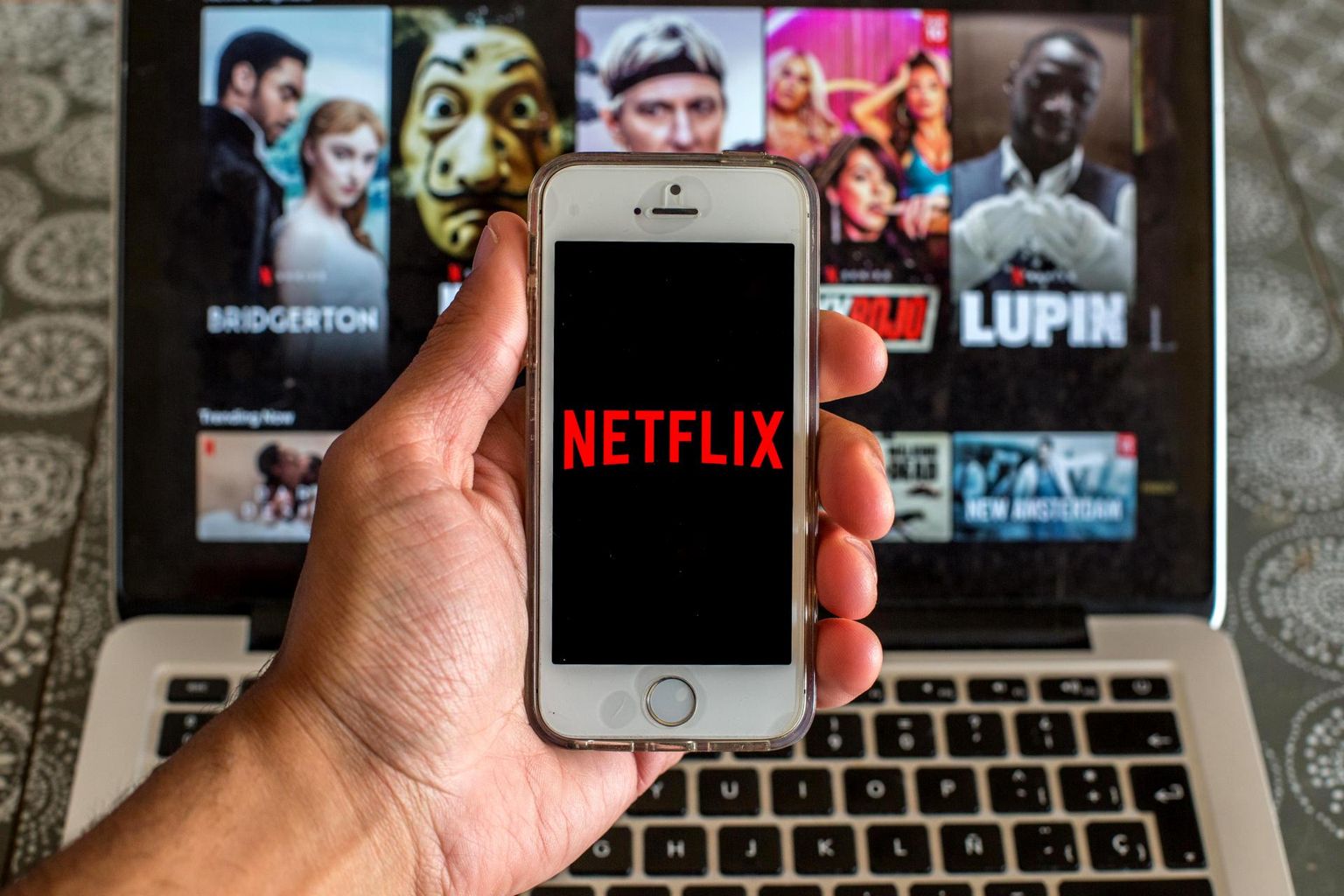 Digitaalseks sisuks või teenuseks on ka voogedastusteenused, näiteks Netflix.