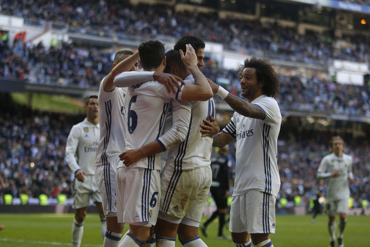 Madridi Reali mängijad tähistamas väravat.
