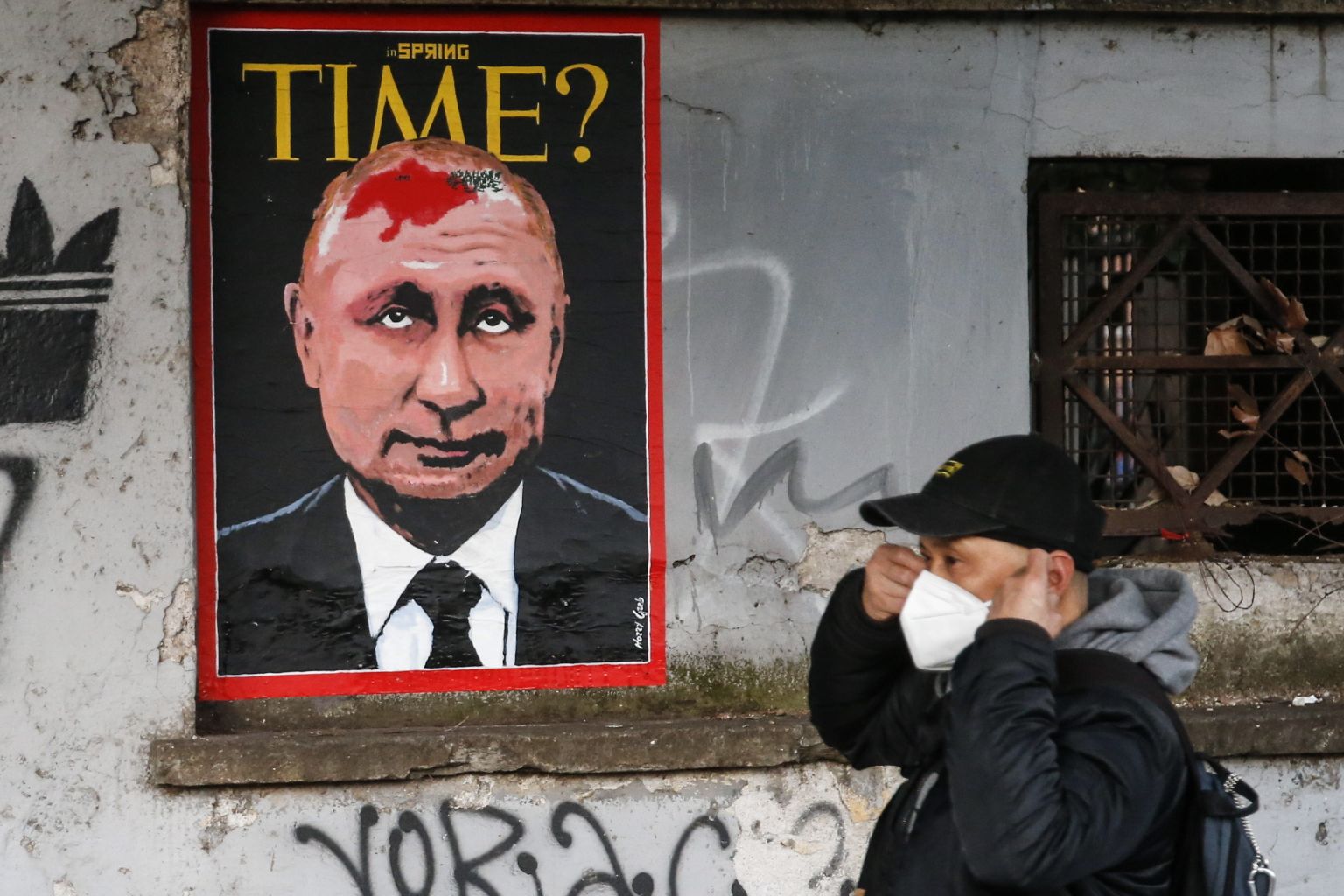Seinajoonistus Itaalias Roomas, millel tänavakunstnik Harry Greb on kujutanud Venemaa presidenti Vladimir Putinit väljaande Time esikaanel. Ta pea kohal on tekst «In spring time?» («Kevadel?»), mille esimese sõna kirjutamisel on üritatud imiteerida kirillitsat