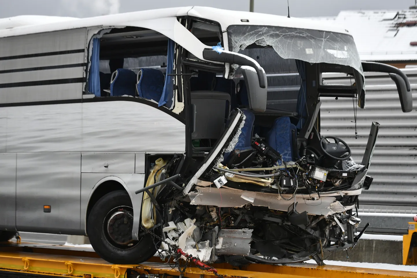 Õnnetuses kannatada saanud buss Šveitsis.