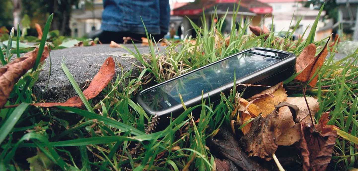 Kui EMT või Elisa numbriga mobiil juhtub jalutuskäigul kaduma, võib iseteeninduses oma numbrit positsioneerida, siis näidatud asukohta minna ja proovida numbrile helistada.