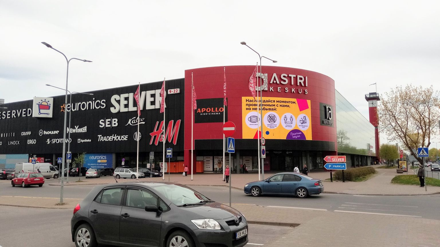 Торговый центр Astri Narva открылся почти полностью, но с помощью экрана посетителей призывают пользоваться масками и соблюдать дистанцию.