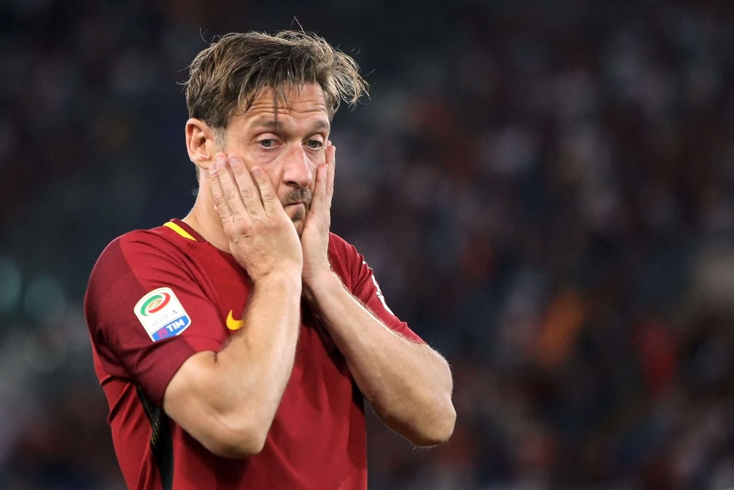 Totti oma viimases kohtumises Roma eest väljakul. Nüüd lõppeb tema töö ka klubi juures.