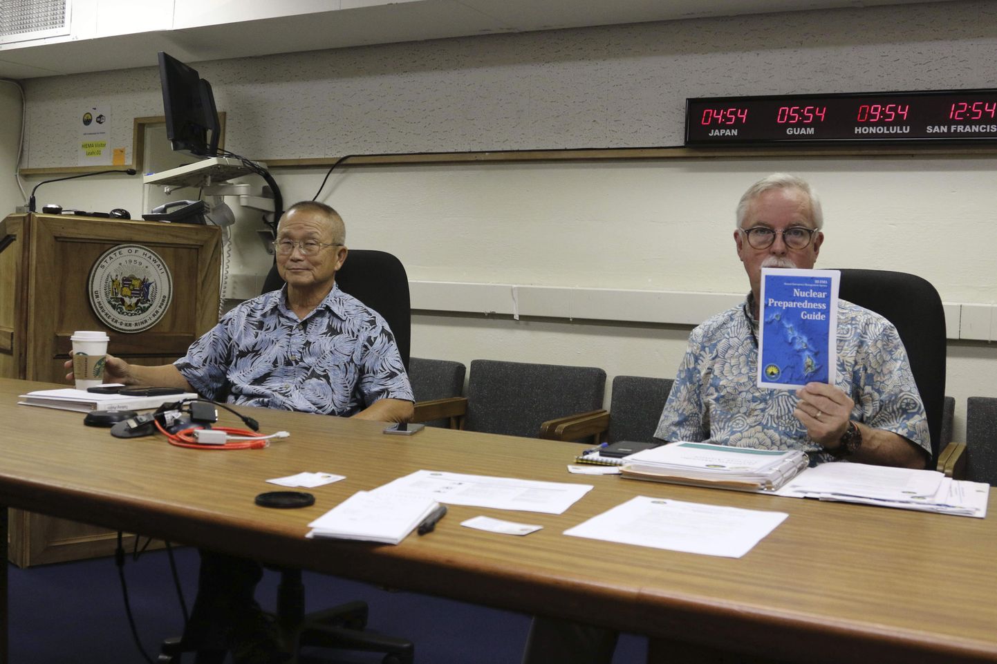 Hawaii eriolukordade keskuse töötajad Vern Miyagi ja Toby Clairmont.