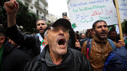 Galerii: Alžeerlased jätkavad proteste presidendivalimiste vastu