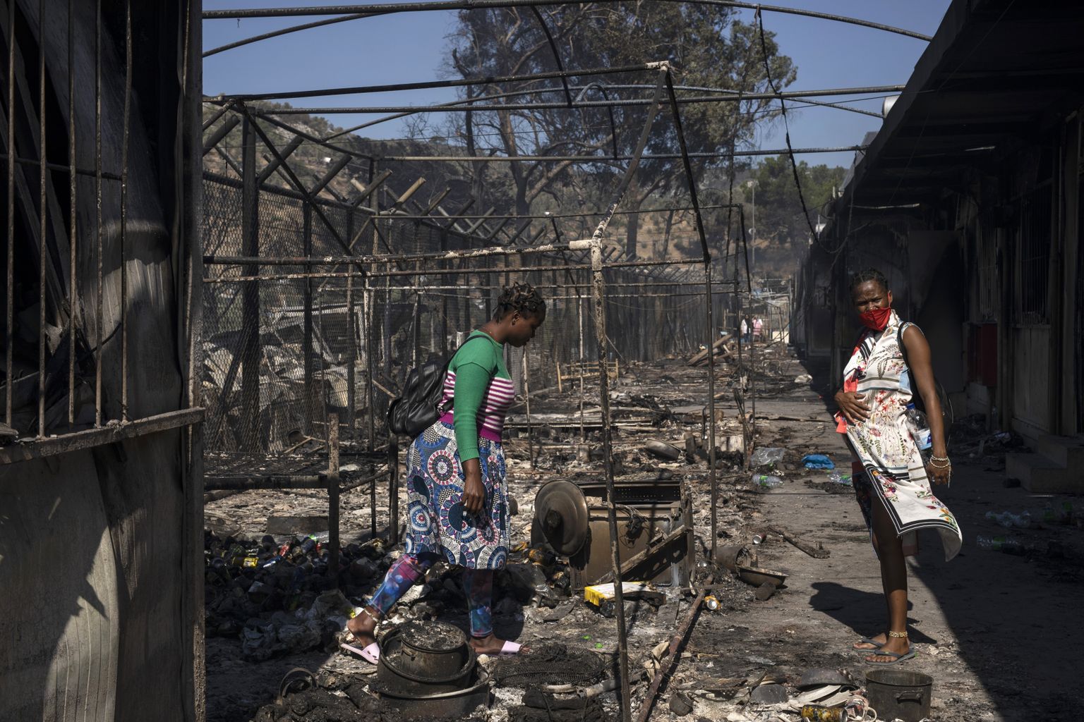 Moria põgenikelaagri elanikud pärast põlengut.