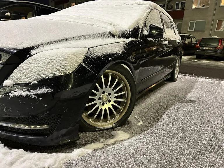 Mõni sõiduk seisab ühe koha peal juba üle poole aasta. See auto parkis Paide Maksimarketi tagumise sissekäigu juures pikalt pikalt enne kui eelmisel nädalal treileriga ära viidi.