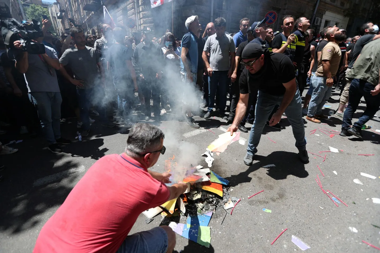 LGBT-liikumise vastased meeleavaldajad eile Gruusia pealinnas Thbilisis.