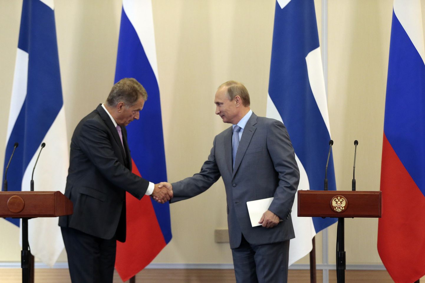 Vene president Vladimir Putin surus üleeile Soome presidendi Sauli Niinistöga pärast Sotšis antud pressikonverentsi kätt.