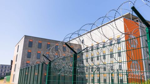 Vang napadel in poskušal ubiti zaposlenega v zaporu v Tallinnu