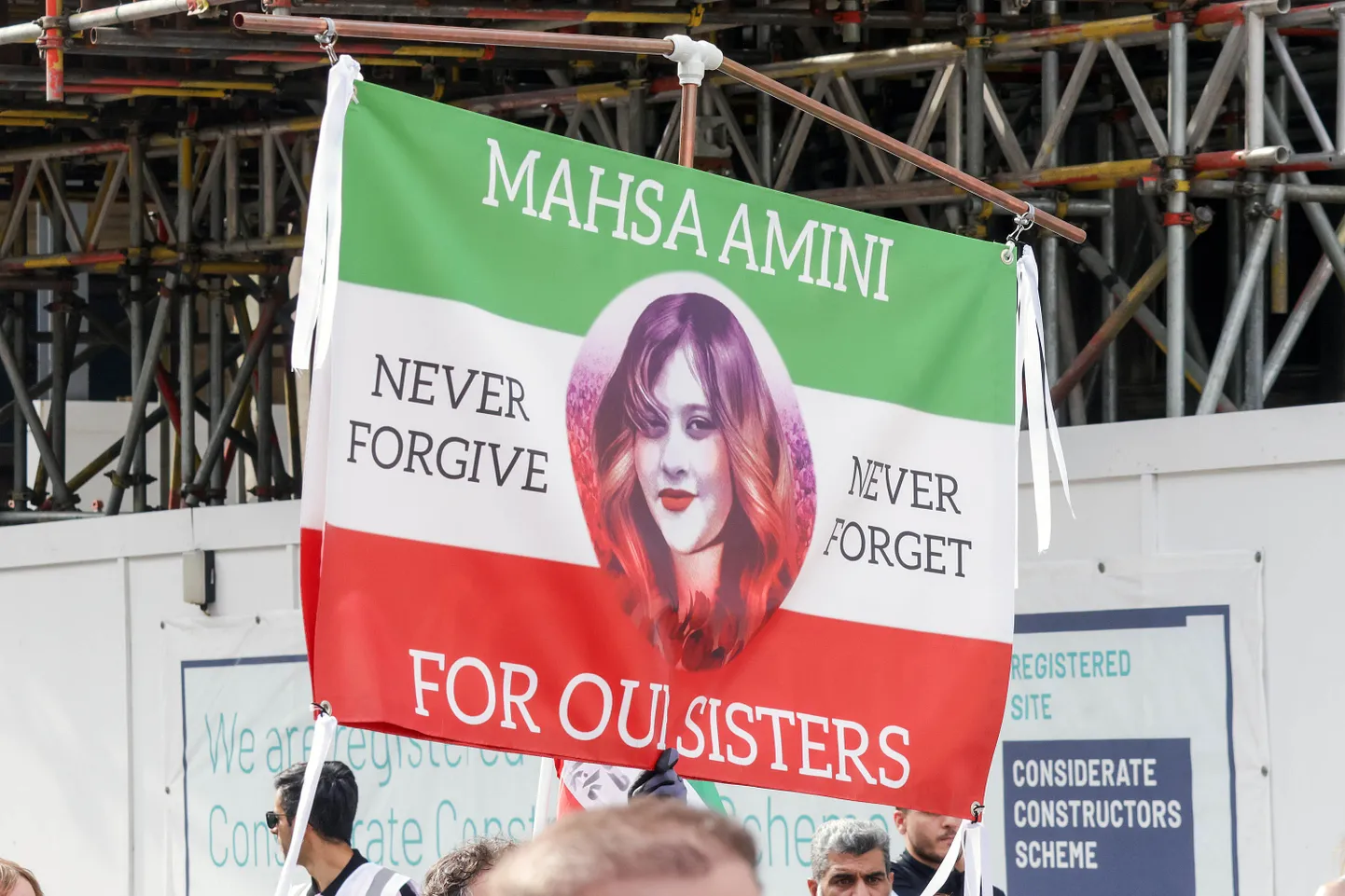 Protest Londoni kesklinnas Iraani saatkonna juurest Mahsa Amini esimese surma-aastapäeva puhul.