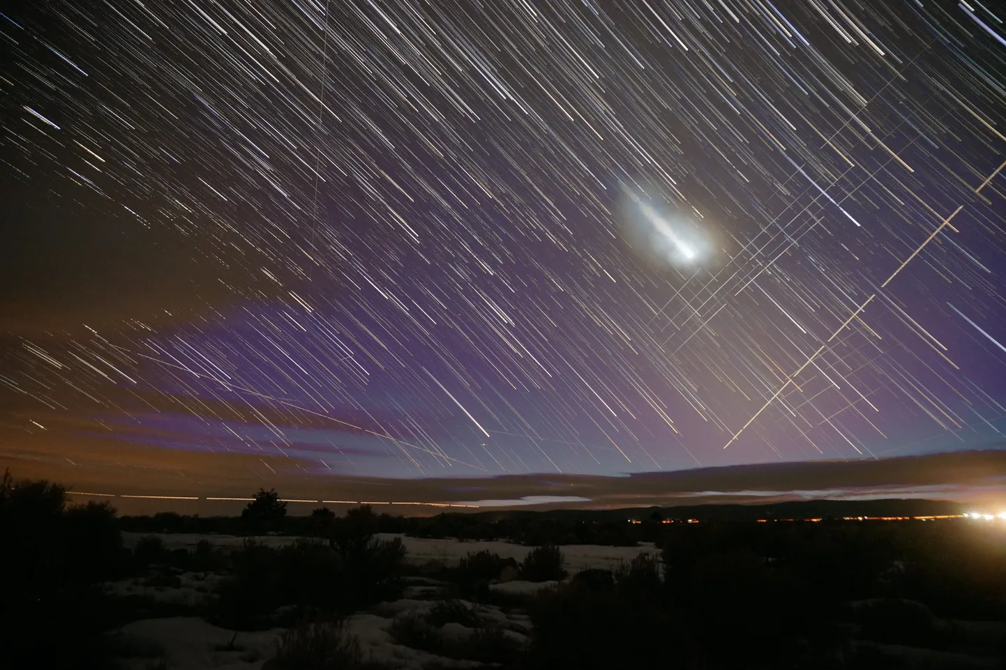 Pika säriga on näha taevas triipudena nii tähed, Veenus kui ka Starlinki satelliidid. Viimaseid on taevas juba nii tihedalt, et pea alati jääb harrastusastronoomide meelehärmiks mõni ka pildile. Neid lennutatakse aina juurde, samal ajal kui osa taas alla kukub.