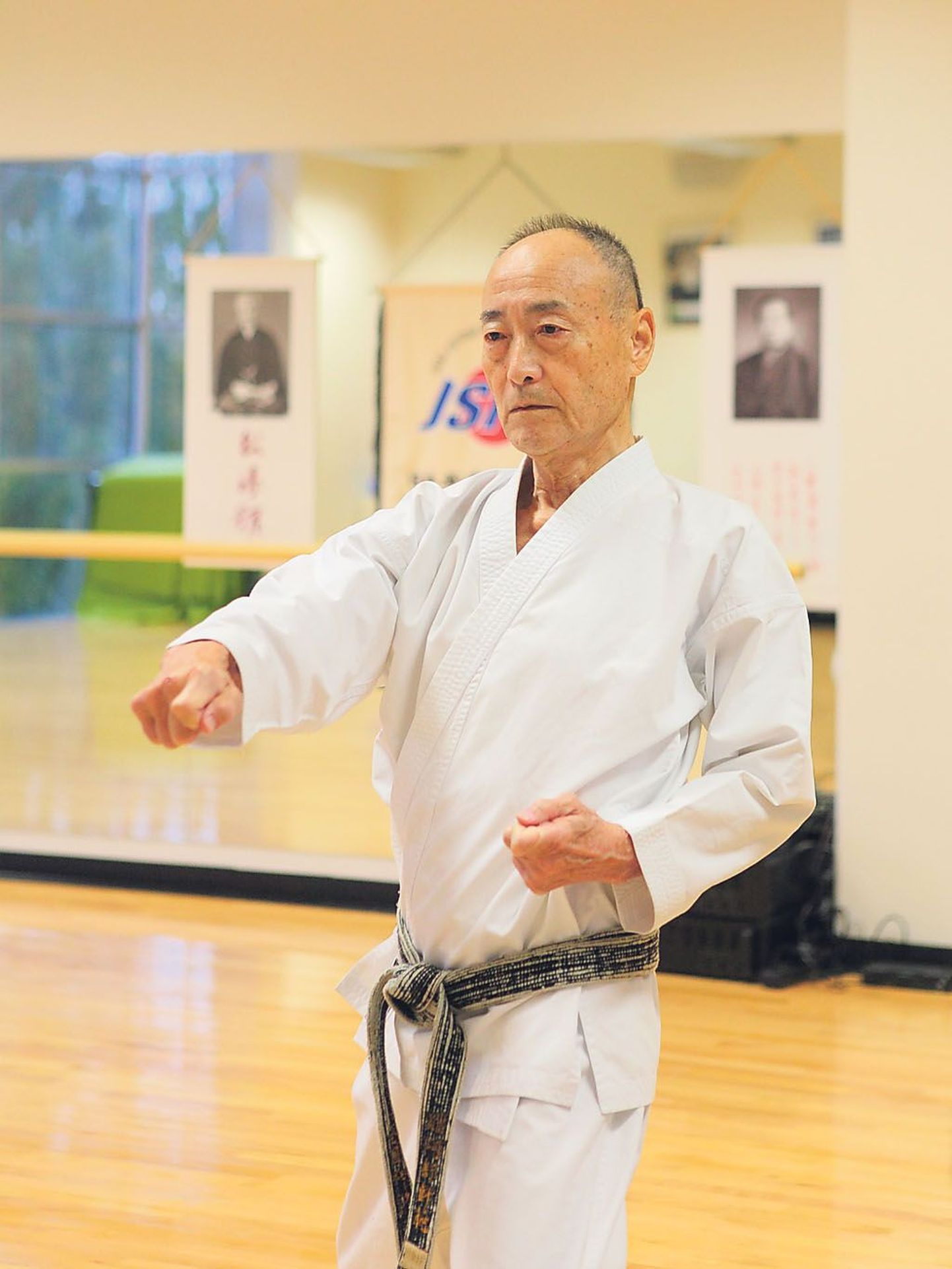 Pärnakate musta vöö eksamid võttis vastu Jaapani shotokan karate assotsiatsiooni asutaja ja peainstruktor sensei Keigo Abe.