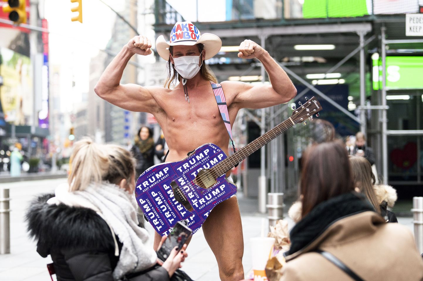 Isegi koroonaviirus ei peata legendaarset paljast kauboid. Kohusetundlikult kannab mees nüüd tänavale tulles maski. Viimati nähti teda eelmise nädala lõpuks New Yorgi Times Square'il.