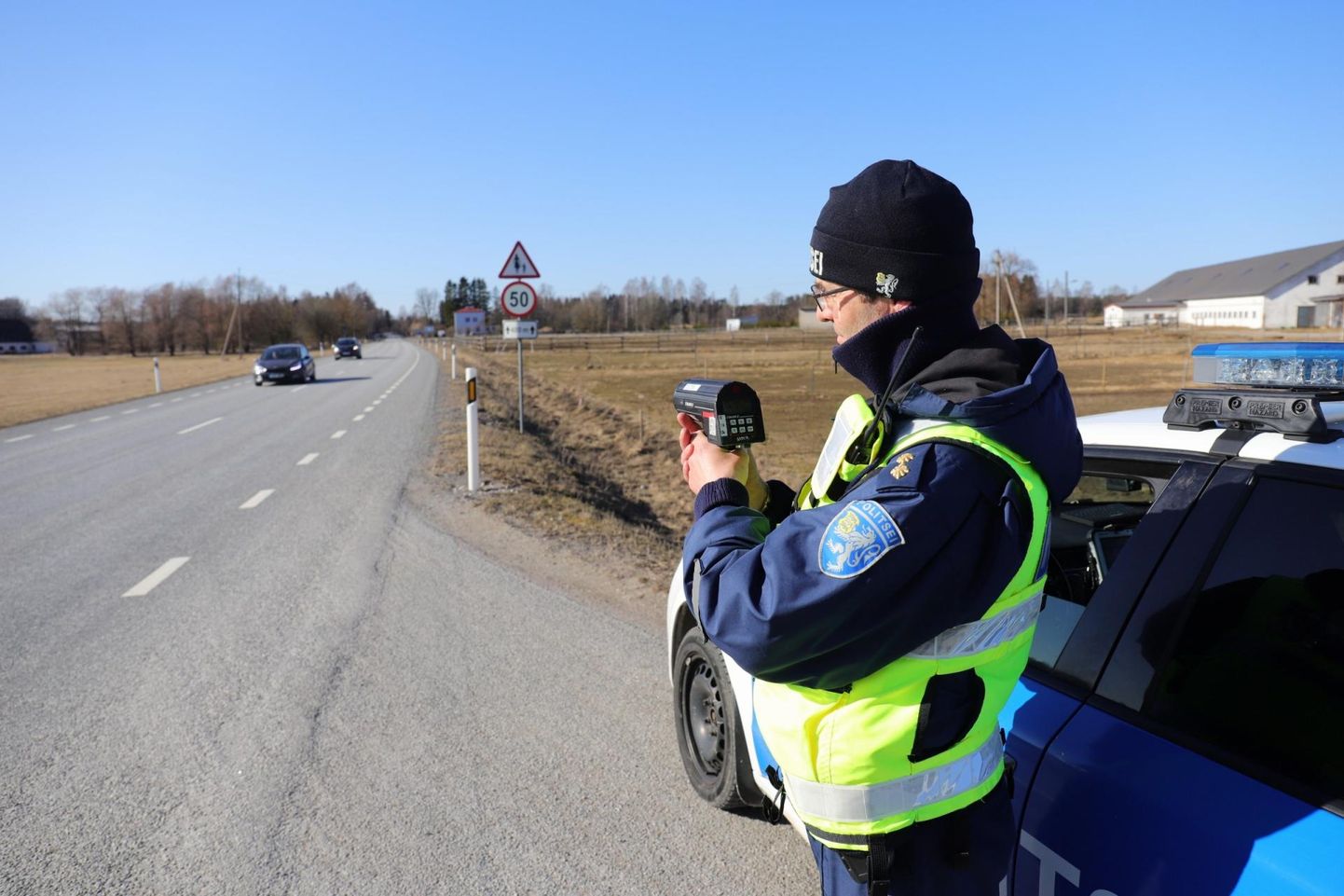 Patrullpolitseinik Sven Aun mõõtis sõidukite kiirust Jänedal Jägala–Kärevete maanteel.