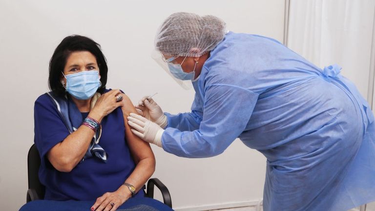 Президент Грузии Саломе Зурабишвили привилась вакциной, разработанной AstraZeneca