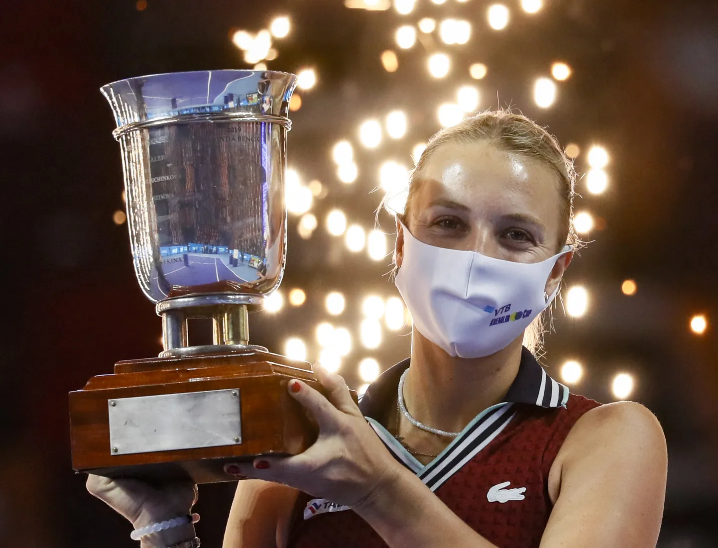 Anett Kontaveit Moskva turniiri võidukarikaga.