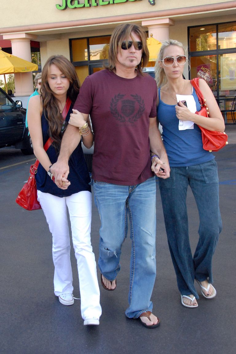 Miley Cyrus koos oma isa Billy Ray Cyrusi ja ema Leticia Cyrusiga 2008. aastal. «Hannah Montana» on olnud eetris kaks aastat