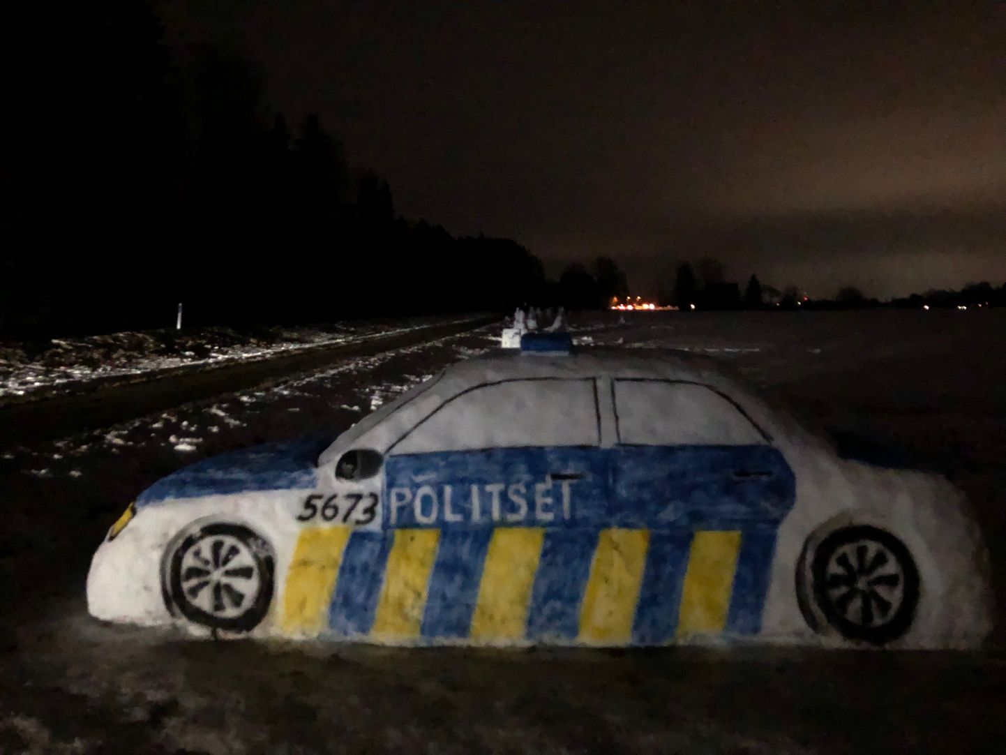 Paide politseijaoskonna politseinikud ehitasid elie Väätsa lumememmede paraadile oma patrullmasina koopia.