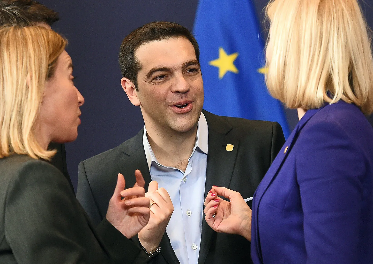 Kreeka peaminister Alexis Tsipras (keskel) räägib Euroopa välispoliitikajuhi Federica Mogherini (vaskul) ja Taani peaministri Helle Thorning-Schmidtiga.