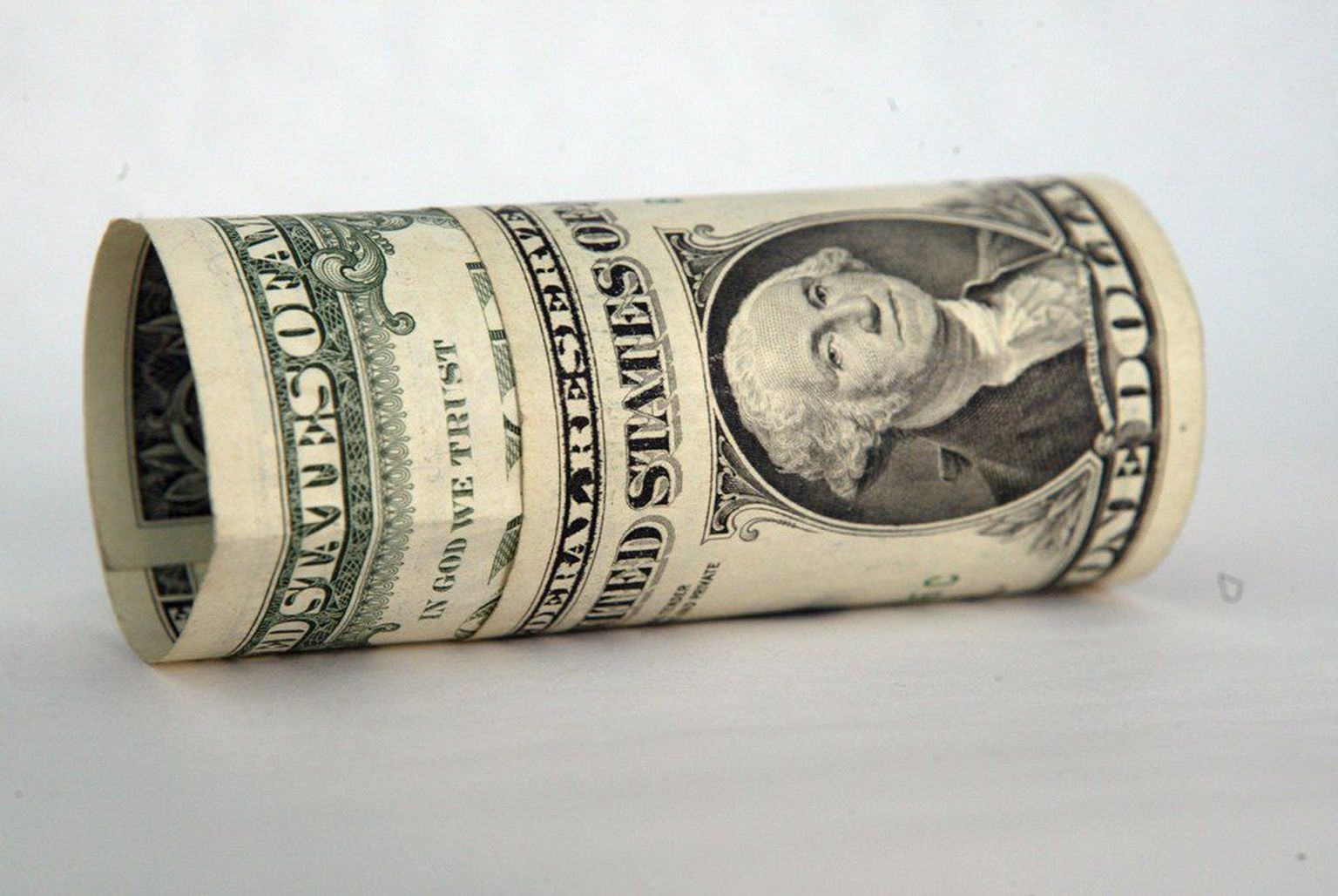 Доллары США. Иллюстративный снимок.