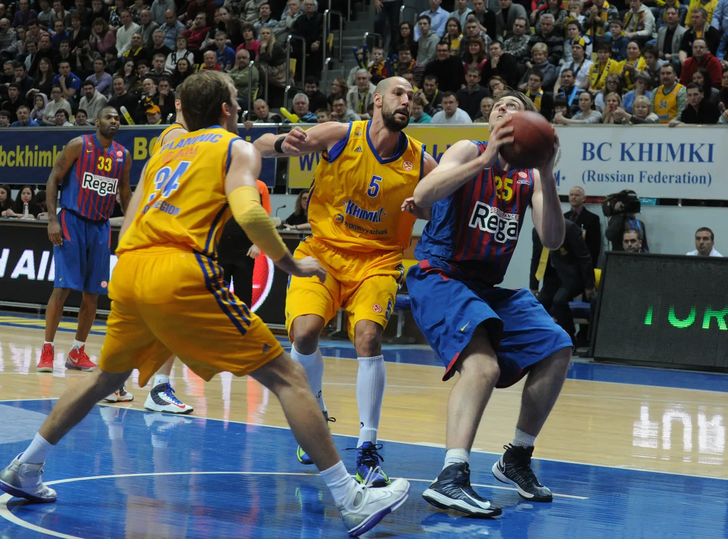 Moskva Himki mängijad ähvardavad klubi streigiga. Pildil Žoran Planinic (vaskaul) ja James Augustine (nr 5).