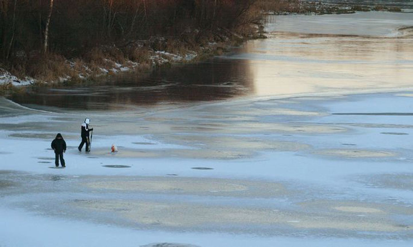 Kalamehed jääl. Foto on illustratiivne.