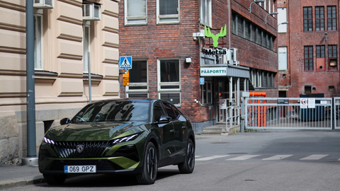 Silm särab, süda valutab: Peugeot 408 võlub ja ärritab korraga – hübriid toimib ainult pool aastast