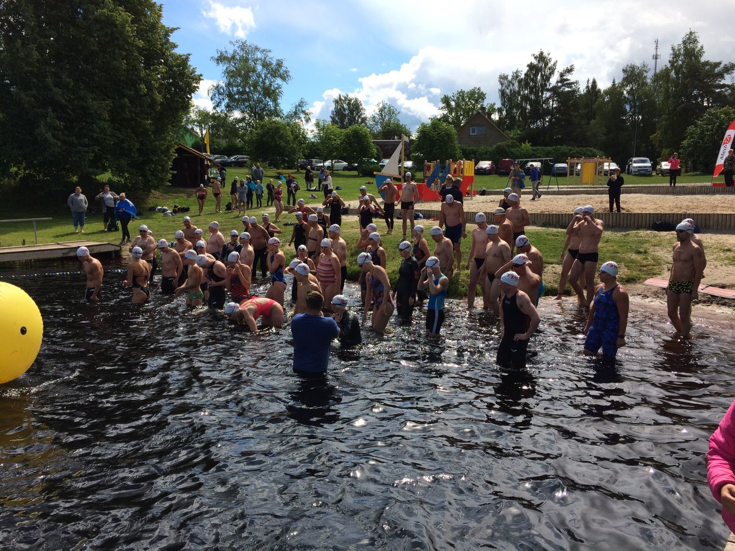 Riiska järve äärde kogunes avaveeujumises mõõtu võtma üle 60 spordisõbra. Foto: Spordiklubi Meie Liigume