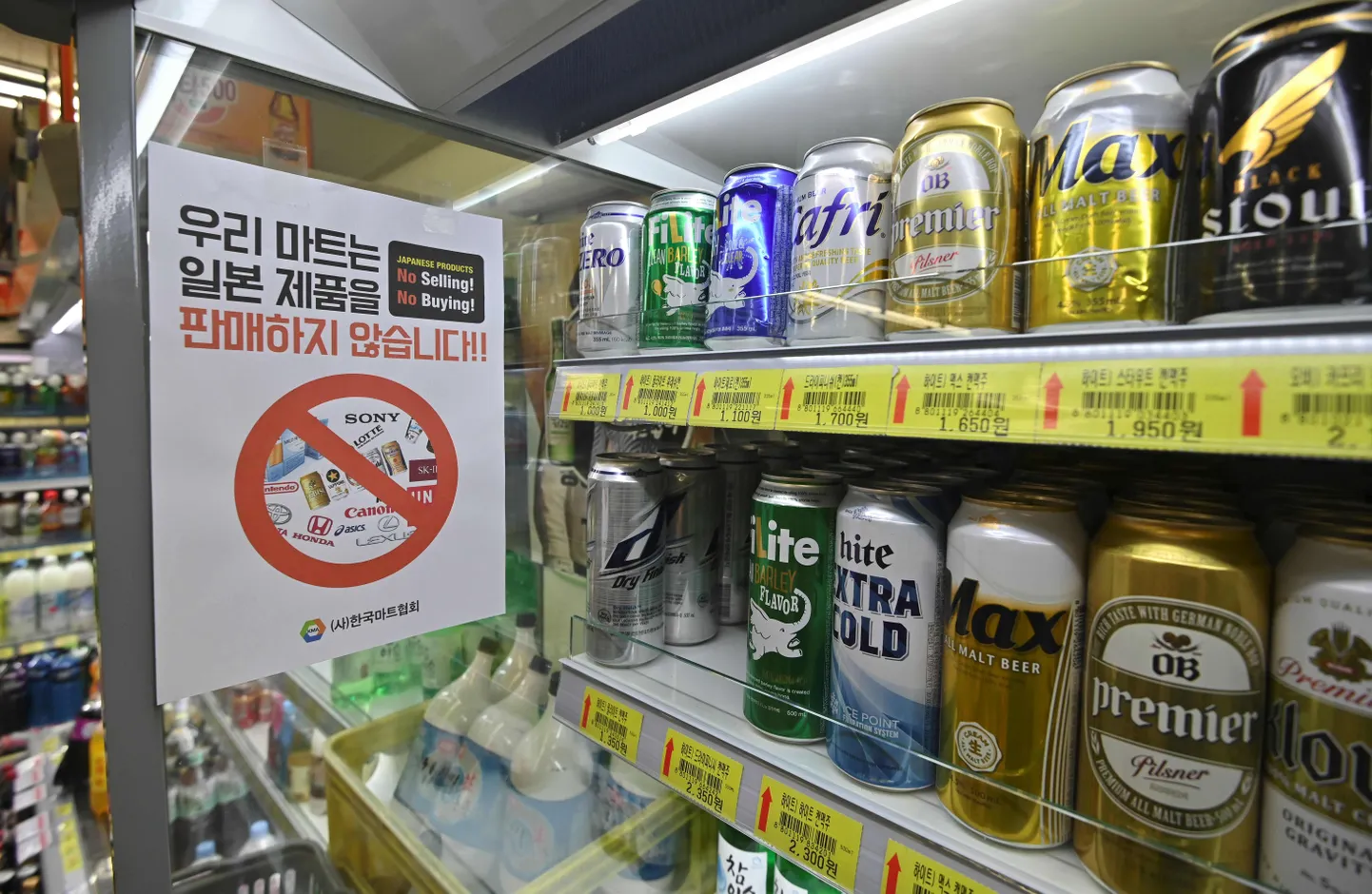 Pilt Lõuna-Korea poe õlleletist 17. juulil koos sildiga "Meie Jaapani tooteid ei müü!".