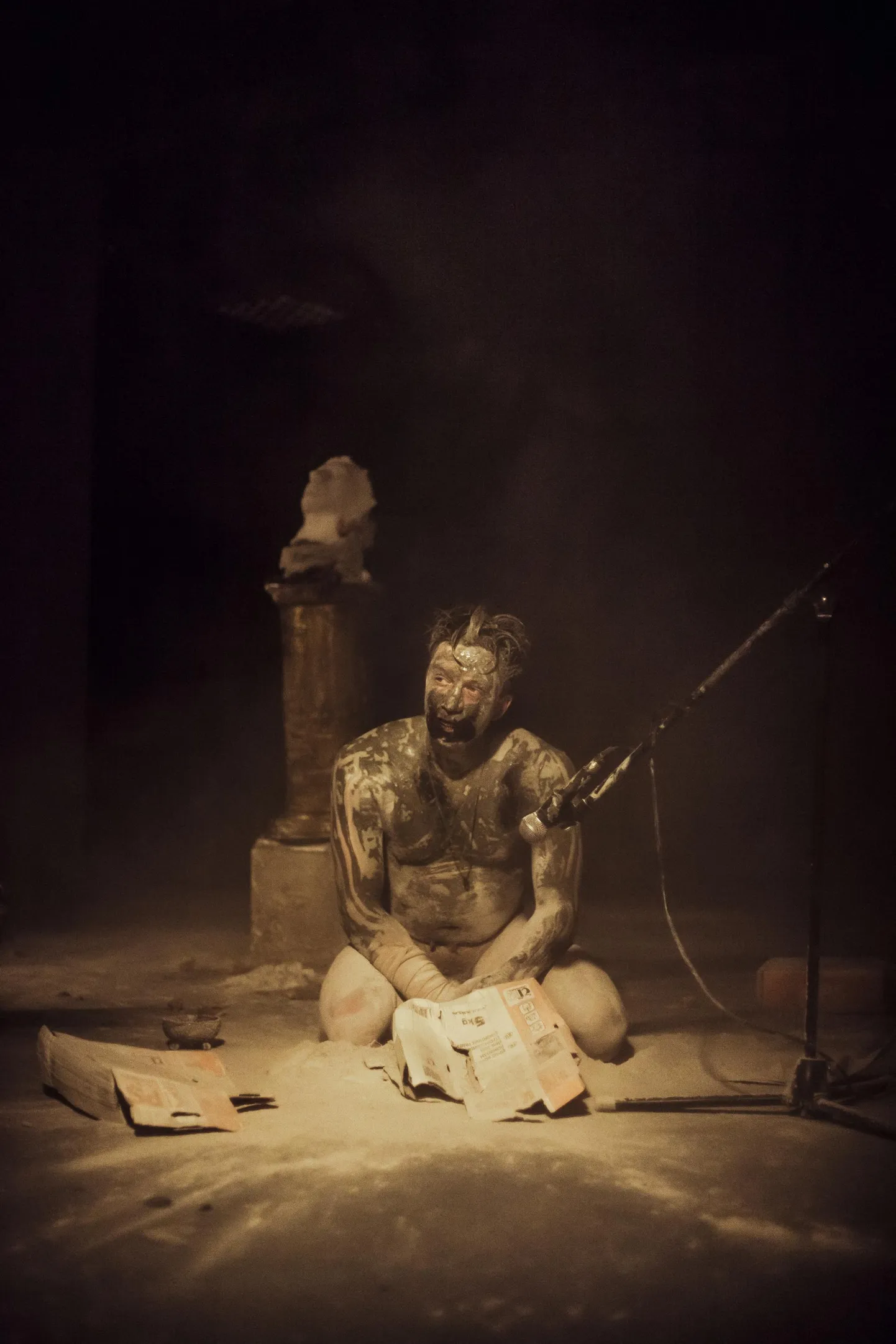 Jarmo Reha rituaalne performance-lavastus «WhiteWash» tekitas festivalipublikus kõige tulisemad vaidlusi.