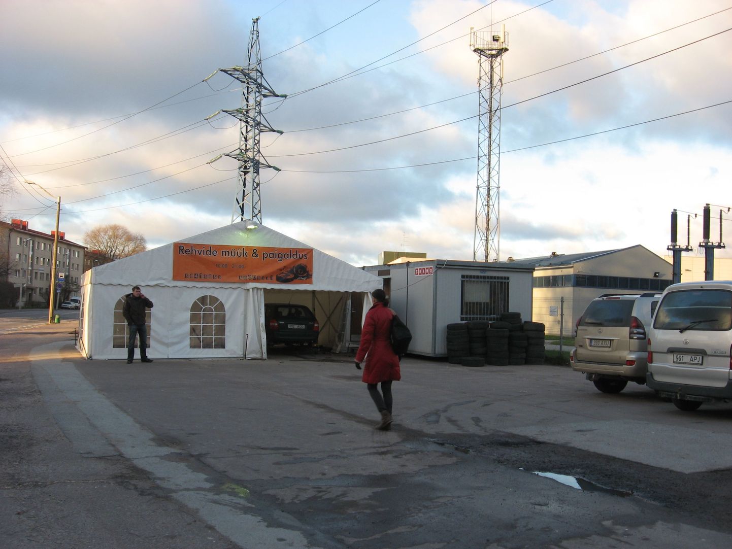 Tallinnas on mitmetesse parklatesse kerkinud ajutiselt telgid, kus vahetatakse rehve.
