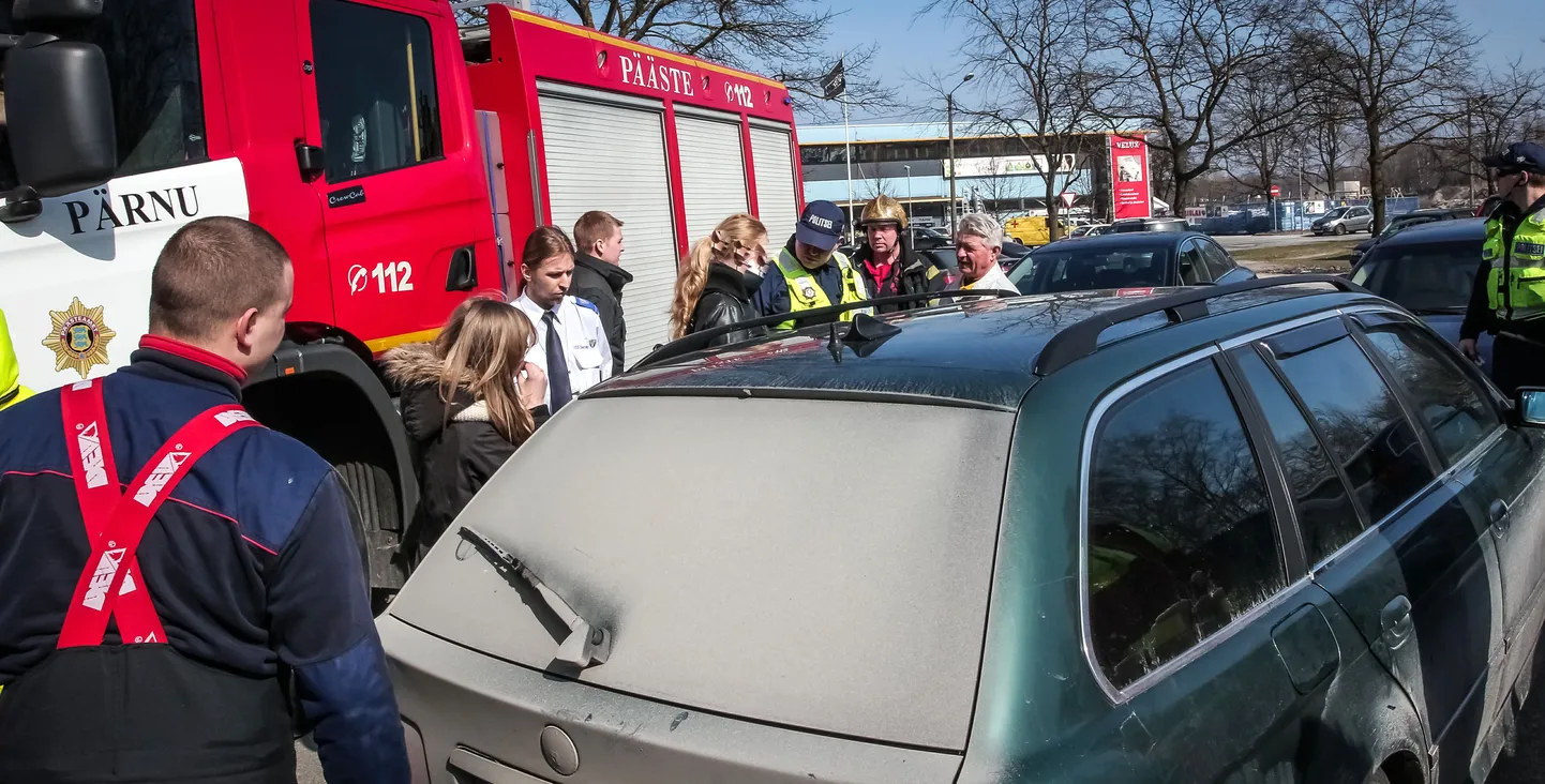 Port Artur 2 kõrval parklas seisnud autosse jäeti laps, keda tõttasid päästma päästjad, kiirabi ja politsei.