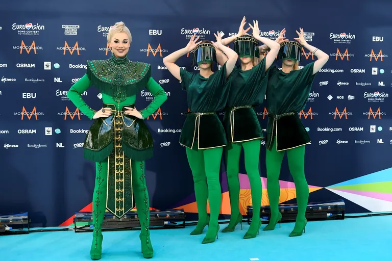 Samanta Tīna ar komandu Eirovīzijas dziesmu konkursa atklāšanas pasākumā Roterdamā