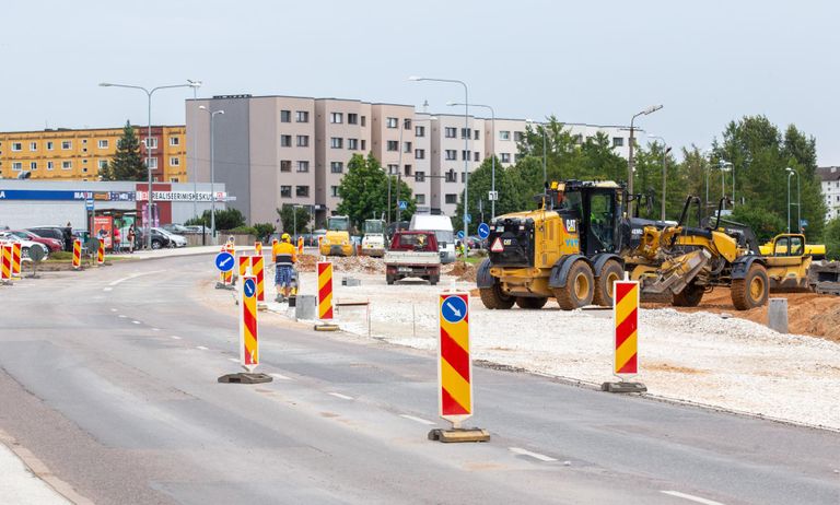 Kalda tee ja Kaunase puiestee ristmiku ümberehitus algas poolteist nädalat tagasi, jälle saab seal liigelda augusti lõpust.