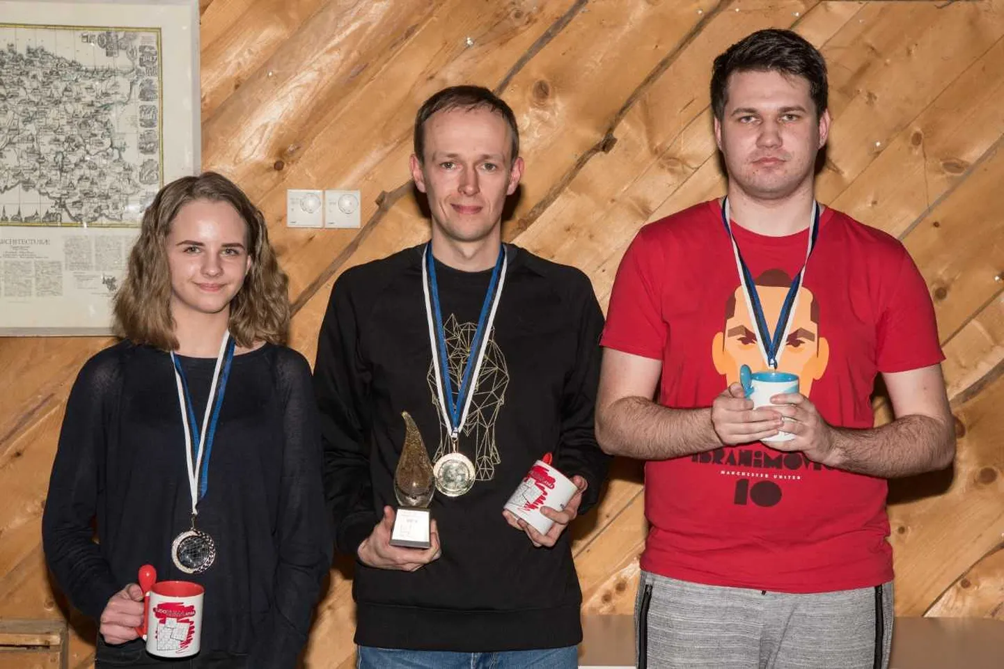 Sudokude lahendamise esikolmik: esikoht Tiit Vunk (keskel), teine koht Anna-Brigita Topkin (vasakul) ja kolmas Tauri Purk (paremal).
