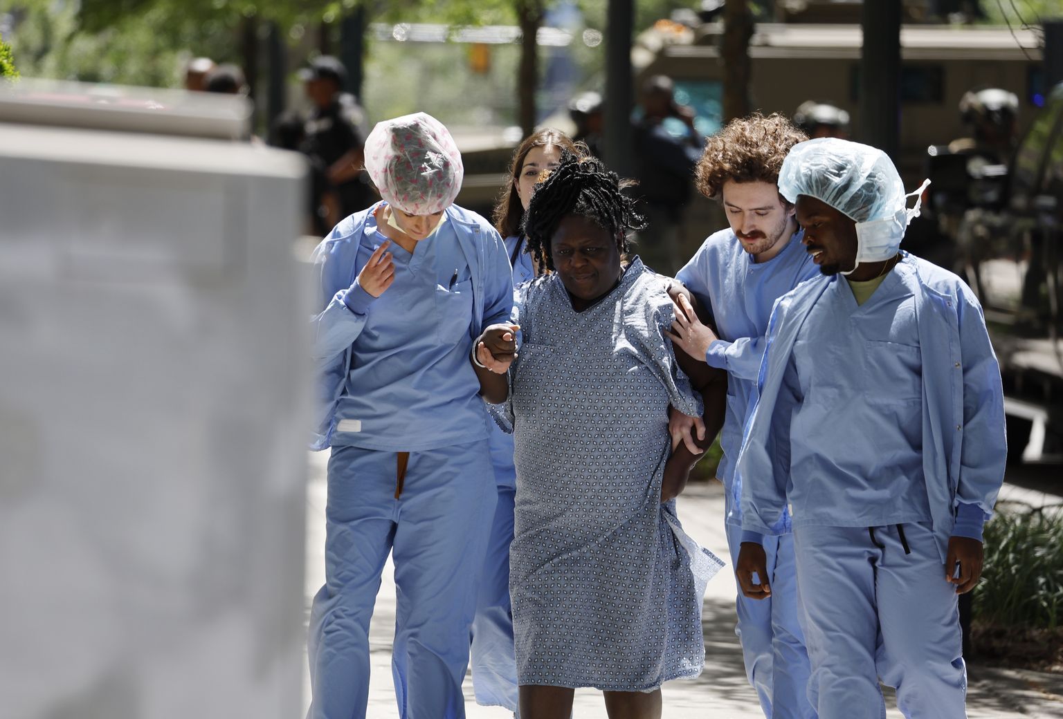 Meditsiinitöötajad ja patsiendid tänaval peale tulistamist Atlanta meditsiiniasutuse ootesaalis.