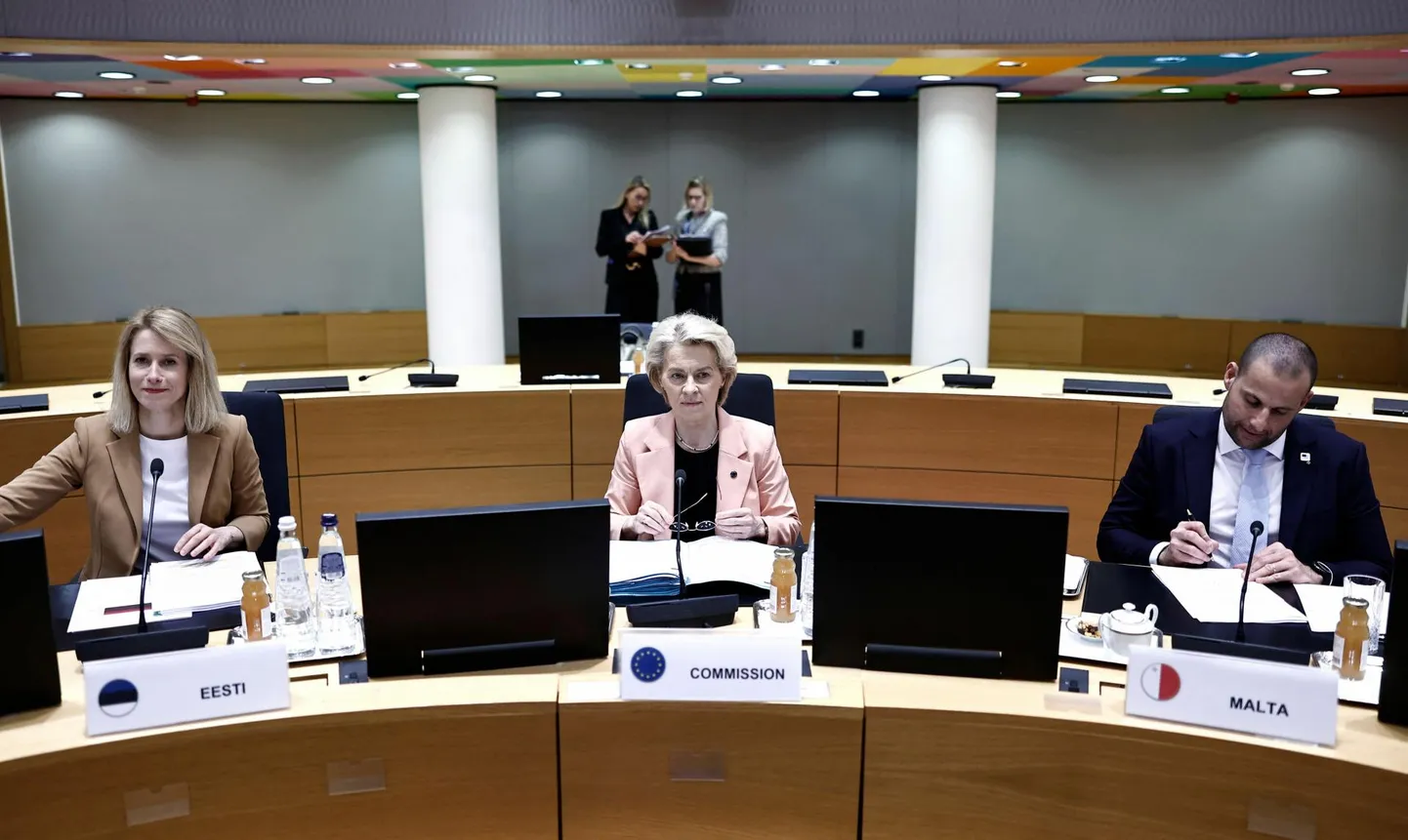 Peaminister Kaja Kallas (vasakult), Euroopa Komisjoni president Ursula von der Leyen ja Malta valitsusjuht Robert Abela ülemkogu alguses.