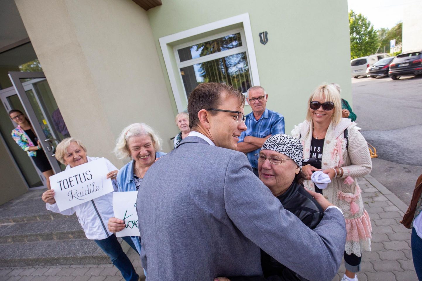 Opositsioon avaldas Järva vallavanemale Rait Pihelgale umbusaldust ka aasta tagasi. Siis saabusid volikogu istungitele plakatitega ka vallavanema toetajad ja umbusaldus kukkus läbi.