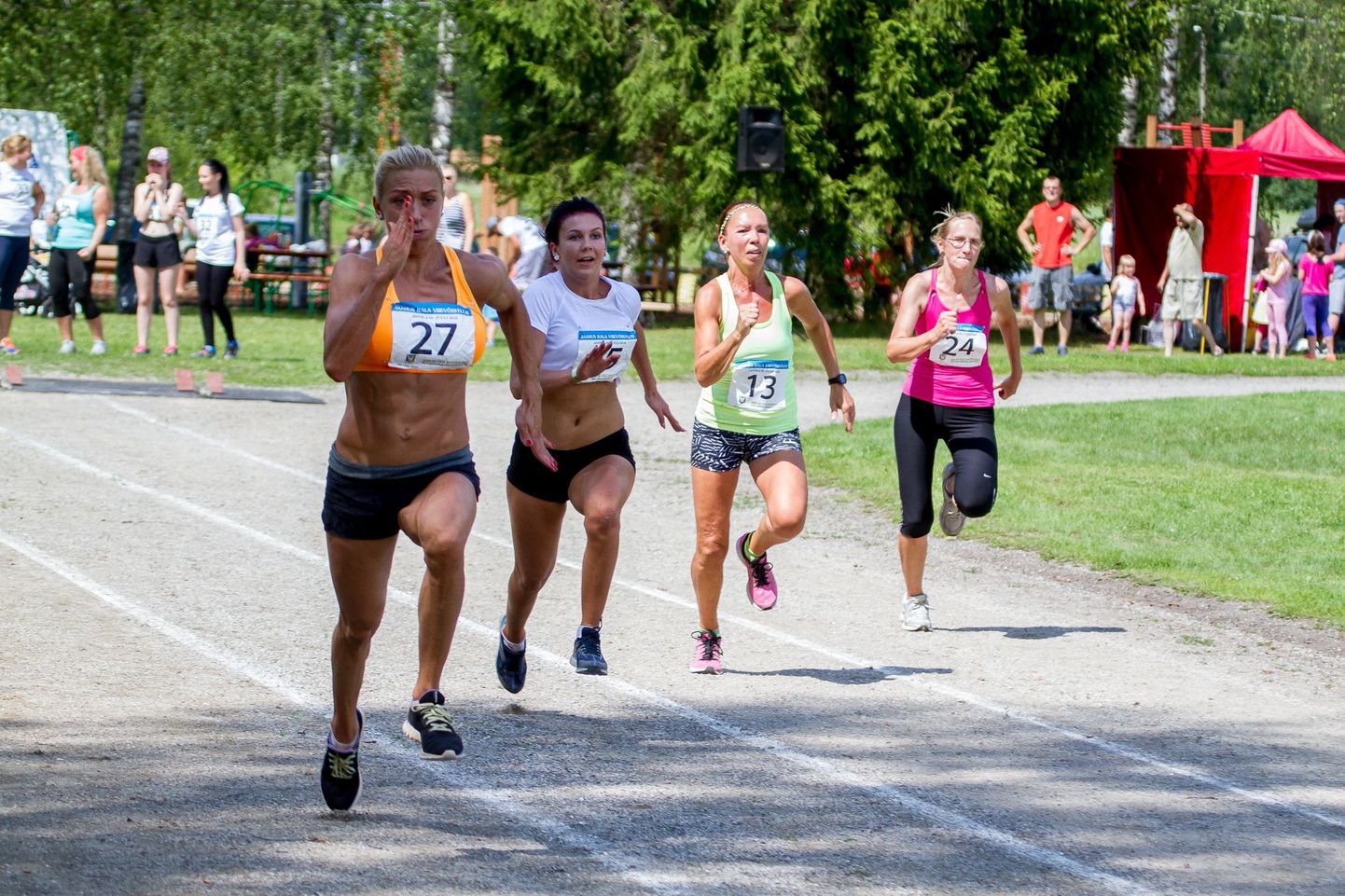 Marje Nurk (vasakul) sprintimas mullusel Jaanus Kala viievõistlusel Antslas 60 meetri jooksus võidukalt finiši poole. Nurk võitis tol korral naiste neljavõistluse juba viiendat korda.
