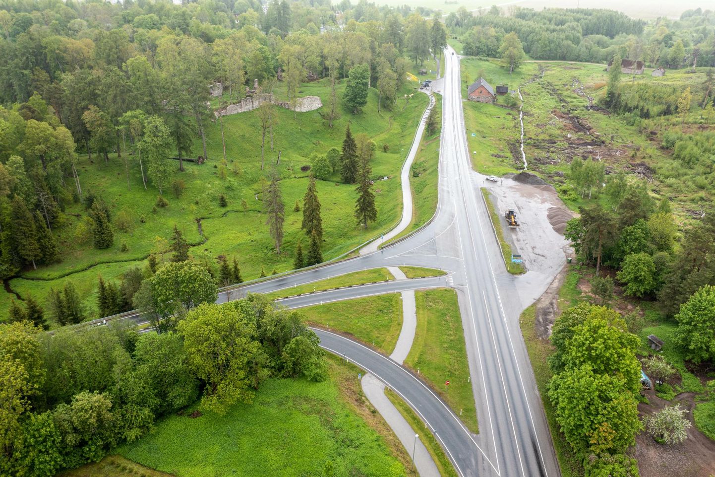 Helme teelõigu ümberehitustööde eesmärk on parandada ohutust nii, et piirkiirust saaks tõsta kuni 70 km/h.
