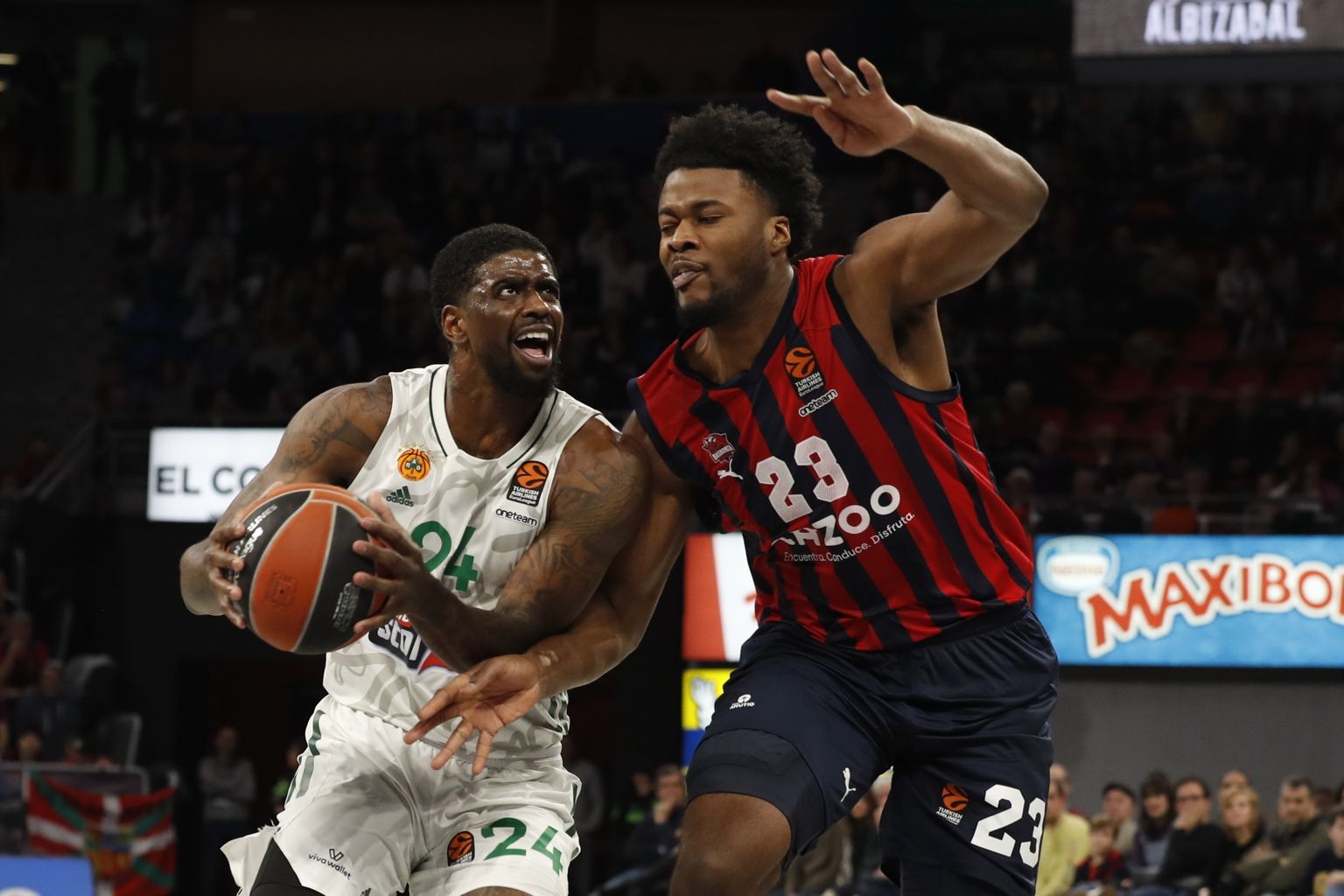 Ateena Panathinaikose tagamees Dwayne Bacon (palliga) püüab üle mängida Vitoria Baskonia tsentrit Steven Enochit.